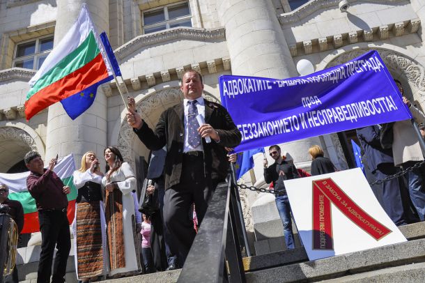 Юристи празнуваха пред Съдебната палата
