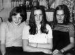   18-годишната Ангела Меркел (вляво) на новогодишно парти в Берлин, 1972 г.   