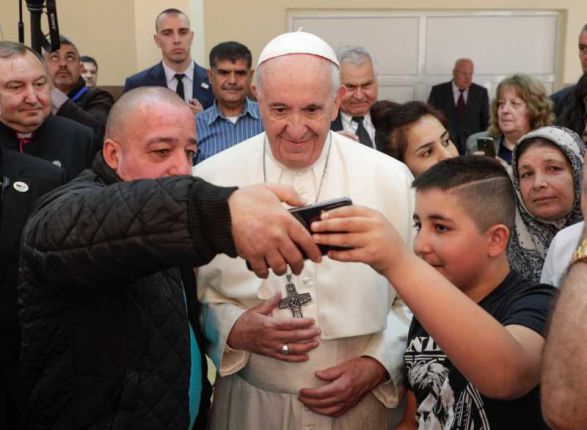 Папа Франциск се срещна с бежанците в лагера във Враждебна