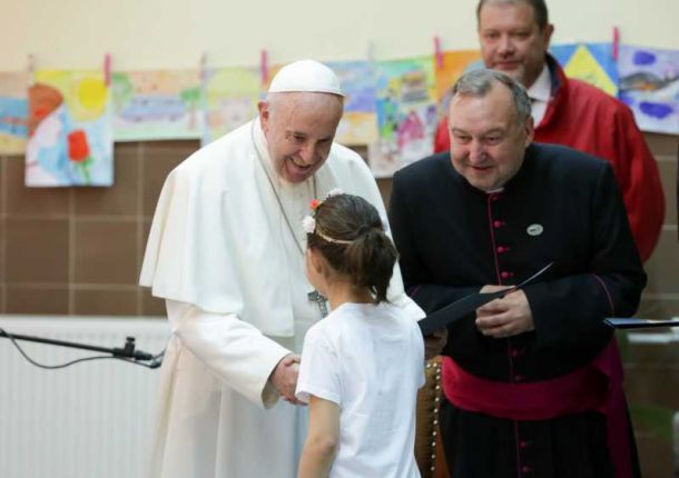 Папа Франциск се срещна с бежанците в лагера във Враждебна