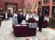     Тръмп и първата дама разглеждат Кралската колекция