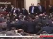 Гневни депутати нападнаха премиера на Украйна Арсений Яценюк 